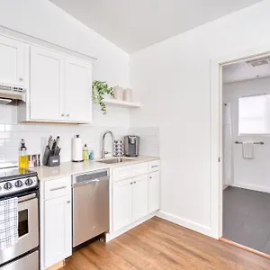- Vibes Getaway Near Burnside & Laurelhurst! Apartment